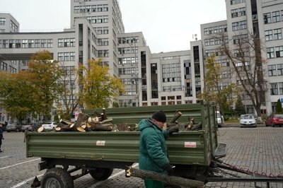 У Держпромі у Харкові вилетіли вікна та вітражі після авіаудару У Держпромі у Харкові вилетіли вікна та вітражі після авіаудару