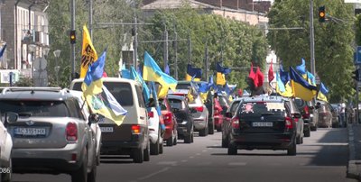 Майже 100 авто і 12 байків: у Луцьку відбувся автопробіг на підтримку військовополонених Майже 100 авто і 12 байків: у Луцьку відбувся автопробіг на підтримку військовополонених