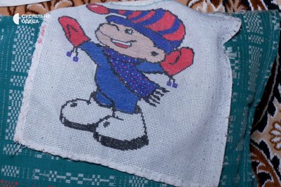 Складає пазли і вишиває ногами: історія жінки з ДЦП з Одещини
