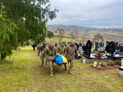 На Закарпатті попрощалися з полеглим прикордонником Василем Мікешем На Закарпатті попрощалися з полеглим прикордонником Василем Мікешем
