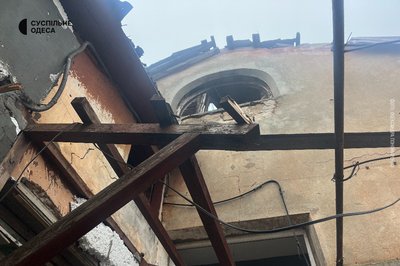 Вибило вікна, згорнулися в гармошку двері: фото наслідків нічної атаки БпЛА на Одесу Вибило вікна, згорнулися в гармошку двері: фото наслідків нічної атаки БпЛА на Одесу
