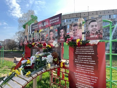 Роковини удару РФ по дитмайданчику у Кривому Розі: фоторепортаж Роковини удару РФ по дитмайданчику у Кривому Розі: фоторепортаж