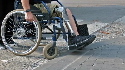 "Хода безбар'єрності": лучани перевіряли на доступність вулиці та будівлі
