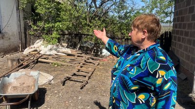 Олена показує пошкоджений будинок Розкішне Іллінівська громада Донецька область 21 квітня 2025 рік Олена показує пошкоджений будинок Розкішне Іллінівська громада Донецька область 21 квітня 2025 рік