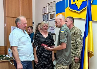 Нагородили після загибелі: в Житомирі рідним полеглих воїнів вручили державні ордени Нагородили після загибелі: в Житомирі рідним полеглих воїнів вручили державні ордени