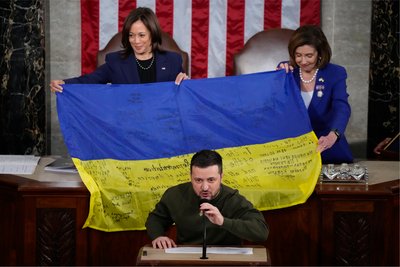 Зеленський в Конгресі США передає український прапор з автографами оборонців Бахмута Зеленський в Конгресі США передає український прапор з автографами оборонців Бахмута
