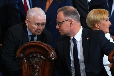 Колишній президент Польщі Анджей Дуда розмовляє з головою партії ПіС Ярославом Качинським у Варшавському кафедральному соборі перед службою в день інавгурації обраного президента Кароля Навроцького, 6 серпня 2025 року Колишній президент Польщі Анджей Дуда розмовляє з головою партії ПіС Ярославом Качинським у Варшавському кафедральному соборі перед службою в день інавгурації обраного президента Кароля Навроцького, 6 серпня 2025 року