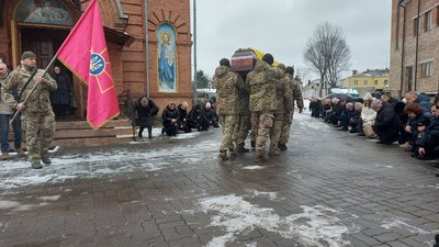 У Хмельницькому попрощалися із загиблим воїном Андрієм Науменком У Хмельницькому попрощалися із загиблим воїном Андрієм Науменком
