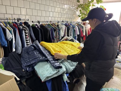 Одяг безкоштовно для переселенців і місцевих: як працює «Шафа доброти» на Буковині Одяг безкоштовно для переселенців і місцевих: як працює «Шафа доброти» на Буковині