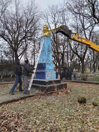 В одному з міст Одещини демонтували пам'ятник Пушкіну В одному з міст Одещини демонтували пам'ятник Пушкіну