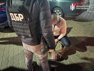 Обіцяв за 15 тис. доларів списати з військового обліку: на Одещині затримали правоохоронця Обіцяв за 15 тис. доларів списати з військового обліку: на Одещині затримали правоохоронця
