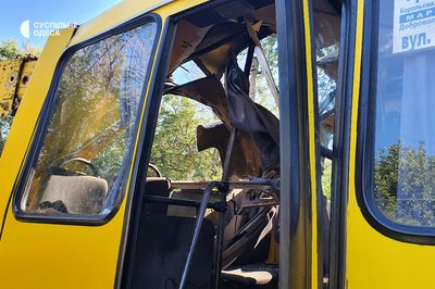 В Одесі вантажний кран влетів у маршрутку