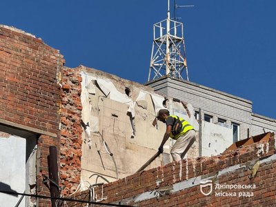 У Дніпрі розпочали демонтаж конструкції у будинку, пошкодженому через ракетний удар РФ