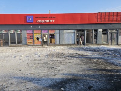 Пошкоджені павільйони через влучання по ринку в Харкові Пошкоджені павільйони через влучання по ринку в Харкові