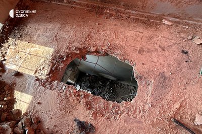 "Був сильний вибух, усе загорілося": армія РФ атакувала пʼятиповерхівку на Одещині, три людини травмувались "Був сильний вибух, усе загорілося": армія РФ атакувала пʼятиповерхівку на Одещині, три людини травмувались