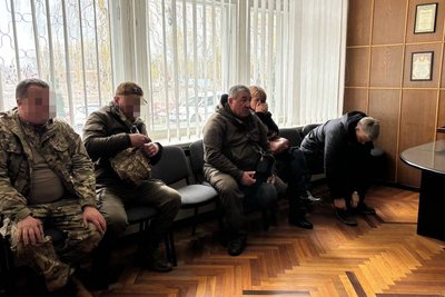На Житомирщині під час мітингу гендиректора лікарні кинули у сміттєвий бак На Житомирщині під час мітингу гендиректора лікарні кинули у сміттєвий бак
