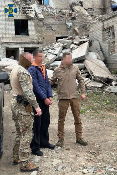 СБУ підозрює чоловіка, який ймовірно працював в російському ізоляторі на Харківщині СБУ підозрює чоловіка, який ймовірно працював в російському ізоляторі на Харківщині