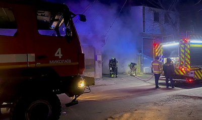 Рятувальники ДСНС під час гасіння однієї з пожеж на Миколаївщині Рятувальники ДСНС під час гасіння однієї з пожеж на Миколаївщині