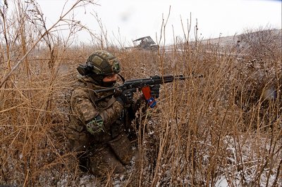 "Нічого собі, така коробка захищає". "Шквал" на Донеччині: тренування колишніх ув’язнених "Нічого собі, така коробка захищає". "Шквал" на Донеччині: тренування колишніх ув’язнених