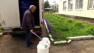 Водій привозить питну воду Водій привозить питну воду