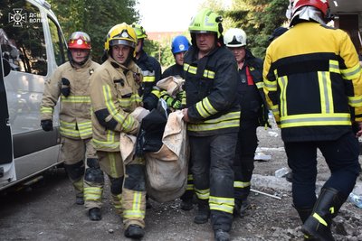 Під завалами в пошкодженому будинку у Луцьку знайшли тіло чоловіка