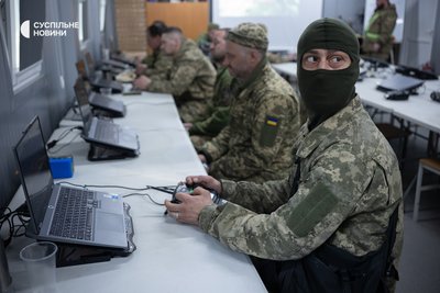Військовослужбовці проходять навчання на симуляторі з керування наземними роботизованими комплексами в рамках базової загальновійськової підготовки військовослужбовців Військовослужбовці проходять навчання на симуляторі з керування наземними роботизованими комплексами в рамках базової загальновійськової підготовки військовослужбовців