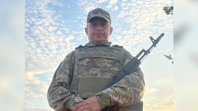 Сестрі загиблого оборонця із Вінниччини Сергія Суржака передали посмертну нагороду брата Сестрі загиблого оборонця із Вінниччини Сергія Суржака передали посмертну нагороду брата