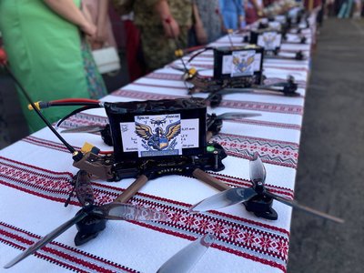 Випусники вінницького ліцею передали українським військовим дрони Випусники вінницького ліцею передали українським військовим дрони