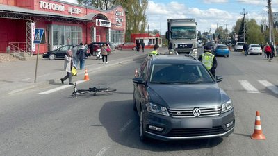 У Старокостянтинові поліцейські з’ясовують обставини ДТП, в якій травмувалася 40-річна велосипедистка, 2 травня 2026 року, Хмельниччина У Старокостянтинові поліцейські з’ясовують обставини ДТП, в якій травмувалася 40-річна велосипедистка, 2 травня 2026 року, Хмельниччина
