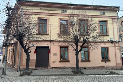 Будинок на вулиці Переяславській, 34 у Чернівцях, де самовільно влаштували вхід у підвальне приміщення Будинок на вулиці Переяславській, 34 у Чернівцях, де самовільно влаштували вхід у підвальне приміщення