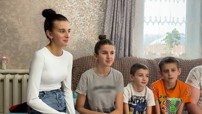 Мають трьох корів, обробляють 4 га землі та готують по 20 літрів борщу: як живе багатодітна родина Лень на Чернігівщині Мають трьох корів, обробляють 4 га землі та готують по 20 літрів борщу: як живе багатодітна родина Лень на Чернігівщині