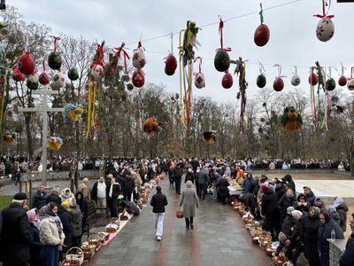 Віряни святять великодні кошики біля храму Воскресіння Христового ПЦУ у місті Гайсин Віряни святять великодні кошики біля храму Воскресіння Христового ПЦУ у місті Гайсин