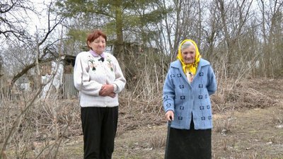 Анастасія Зарицька з донькою Галиною, малинник Анастасія Зарицька з донькою Галиною, малинник