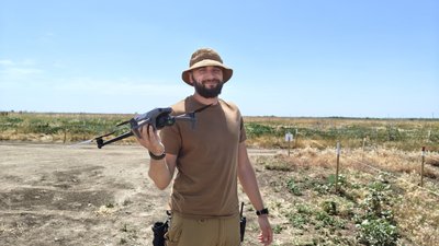 Сапер Сергій Пісний тримає дрон