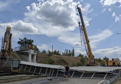На Черкащині на трасі Київ — Одеса обвалився пішохідний міст: що відомо На Черкащині на трасі Київ — Одеса обвалився пішохідний міст: що відомо