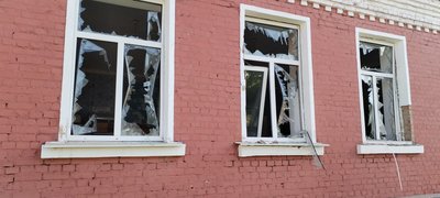 Два КАБи влучили у приватні будинки, де були люди: армія РФ атакувала село Манухівка на Сумщині Два КАБи влучили у приватні будинки, де були люди: армія РФ атакувала село Манухівка на Сумщині