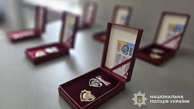 У Вінниці матерям загиблих спецпризначенців КОРД вручили відзнаки "Мати Героя" У Вінниці матерям загиблих спецпризначенців КОРД вручили відзнаки "Мати Героя"