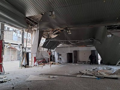 Понад 20 років була символом підприємства. Історія папуги Дусі, яка пережила удар РФ по Дніпру 1 грудня Понад 20 років була символом підприємства. Історія папуги Дусі, яка пережила удар РФ по Дніпру 1 грудня