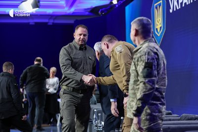 Колишній керівник Офісу президента України Андрій Єрмак (в центрі) під час форуму "Україна. Рік 2025", присвяченому оборонній стратегії, міжнародній підтримці та санкційній політиці. Київ, 23 лютого 2023 року Колишній керівник Офісу президента України Андрій Єрмак (в центрі) під час форуму "Україна. Рік 2025", присвяченому оборонній стратегії, міжнародній підтримці та санкційній політиці. Київ, 23 лютого 2023 року