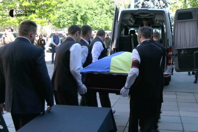 "Вірив, що Україна переможе": в Одесі провели в останню путь командира, який загинув під Херсоном "Вірив, що Україна переможе": в Одесі провели в останню путь командира, який загинув під Херсоном