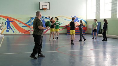 З фронту – до школи. Ветеран війни з протезом викладає фізкультуру в ліцеї на Вінниччині З фронту – до школи. Ветеран війни з протезом викладає фізкультуру в ліцеї на Вінниччині