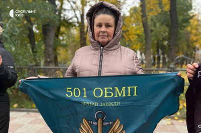 "Це наш крик душі": у Києві рідні полонених військових вийшли на акцію "Це наш крик душі": у Києві рідні полонених військових вийшли на акцію