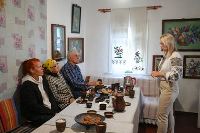 Етносадиба на Черкащині: як ожила стара хата і чому козацький хліб у ній смакує найкраще Етносадиба на Черкащині: як ожила стара хата і чому козацький хліб у ній смакує найкраще