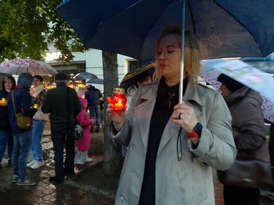 Задля вшанування героїв люди приходили, попри дощ Задля вшанування героїв люди приходили, попри дощ