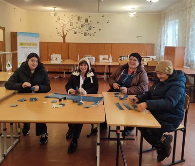 Жінки в "Жіночому клубі" шиють з джинсів вироби Жінки в "Жіночому клубі" шиють з джинсів вироби
