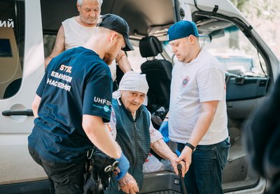 Жінку евакуюють з прикордоння Харківщини Жінку евакуюють з прикордоння Харківщини