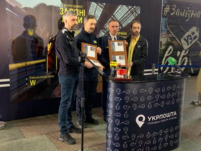 "Героїчні професії. Залізні люди": Укрпошта презентувала марки до Дня залізничника "Героїчні професії. Залізні люди": Укрпошта презентувала марки до Дня залізничника