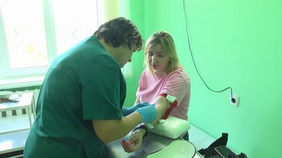 Марина Шиманська здає кров з вени за направленням ендокринолога Марина Шиманська здає кров з вени за направленням ендокринолога