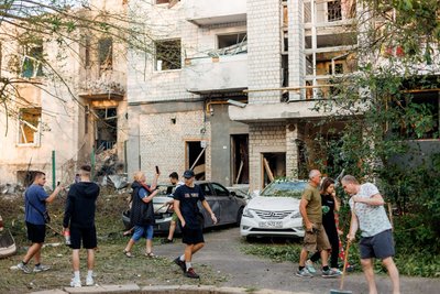 Мешканці біля пошкодженого будинку після обстрілу Львова 4 вересня Мешканці біля пошкодженого будинку після обстрілу Львова 4 вересня