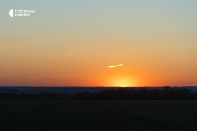Інверсійний слід у небі від російського літака на ділянці фронту на перетині Дніпропетровської та Донецької областей Інверсійний слід у небі від російського літака на ділянці фронту на перетині Дніпропетровської та Донецької областей